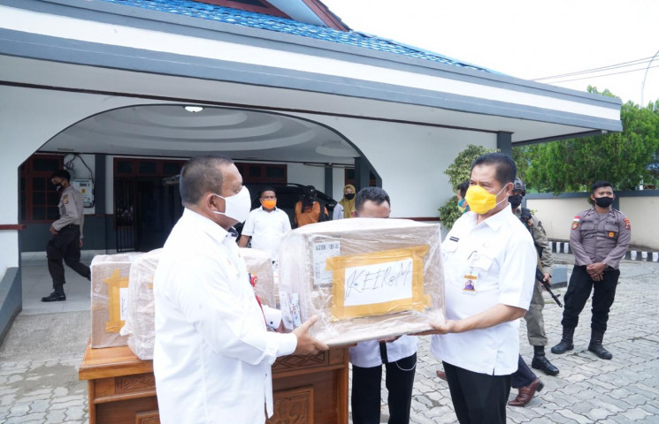 Gubernur Lukas Bagikan 5.000 Masker di Kabupaten Keerom
